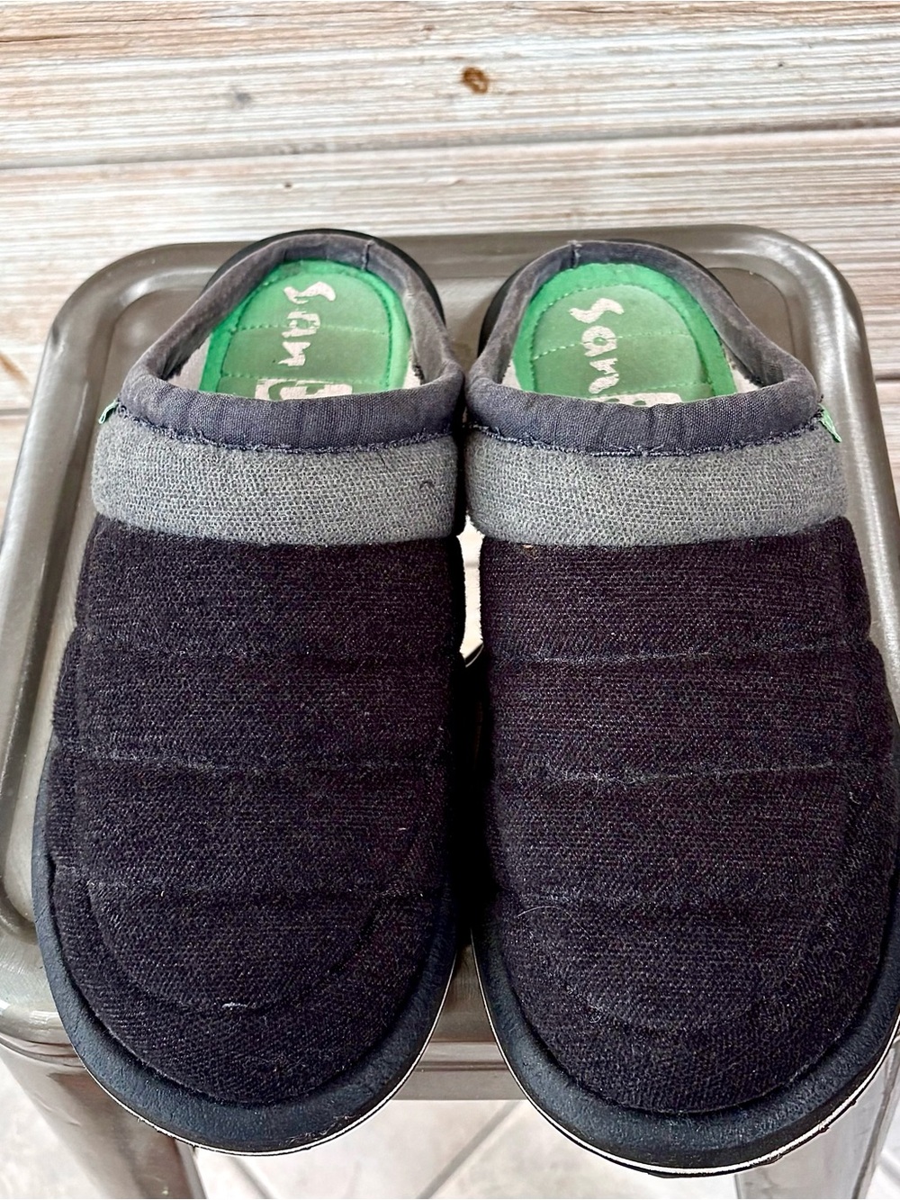 Sanuk Men’s Black Quiltlted Puffers with Gray Trim and Lime Insole.